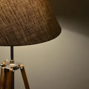 trä golvlampa träfot stickade lampskärmen