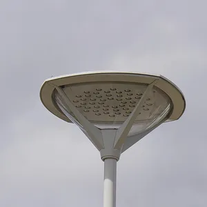 trä golvlampa träfot stickade lampskärmen benvit
