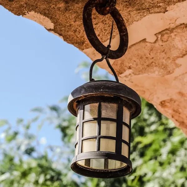 Hängande lampa med små fåglar