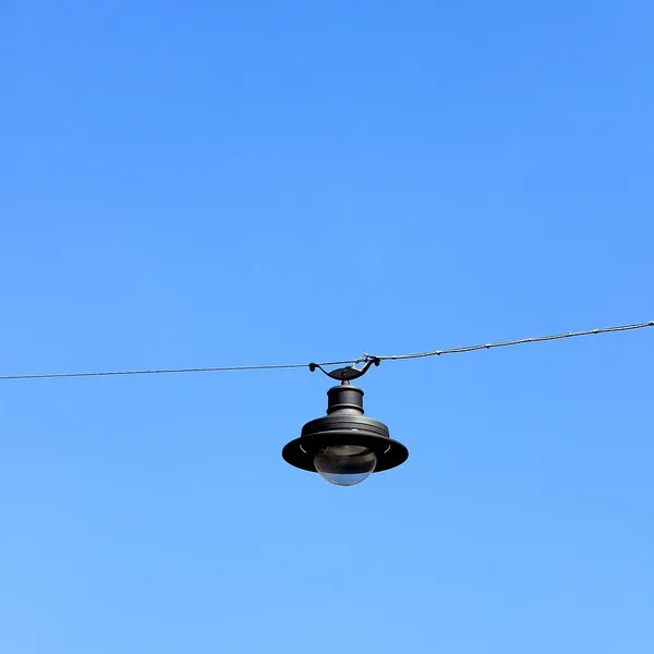 Hängande lampa med små fåglar vitt taklock