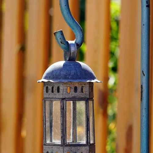 Hängande lampa med små fåglar vitt neon tjejrum ros